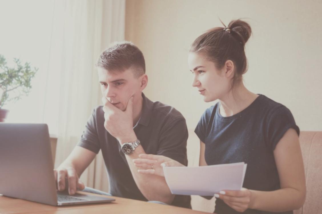 Deltagare som arbetar tillsammans med ekonomisk analys under interaktiv workshop