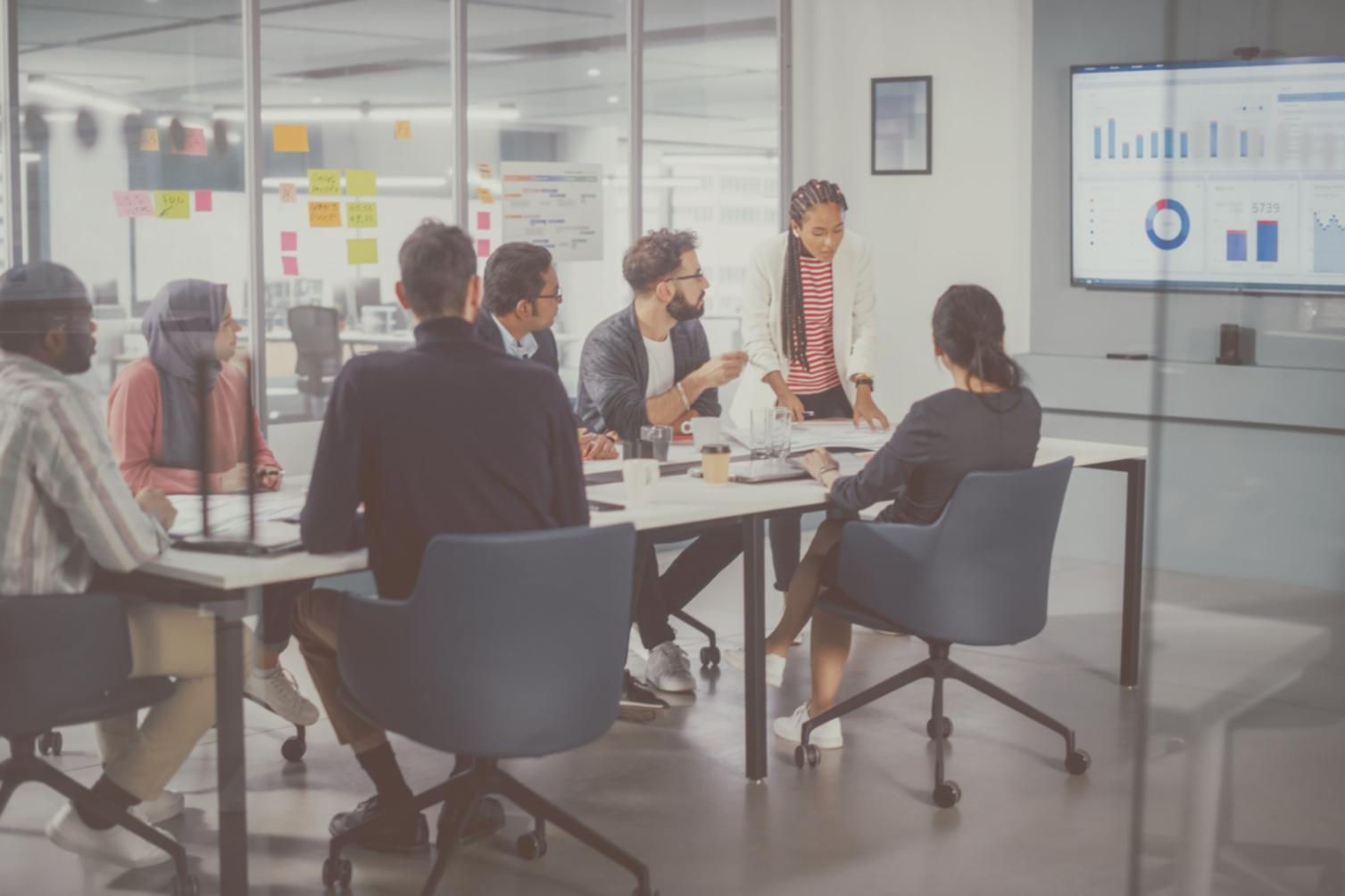 Deltagare som aktivt övar kommunikationstekniker i mindre arbetsgrupper